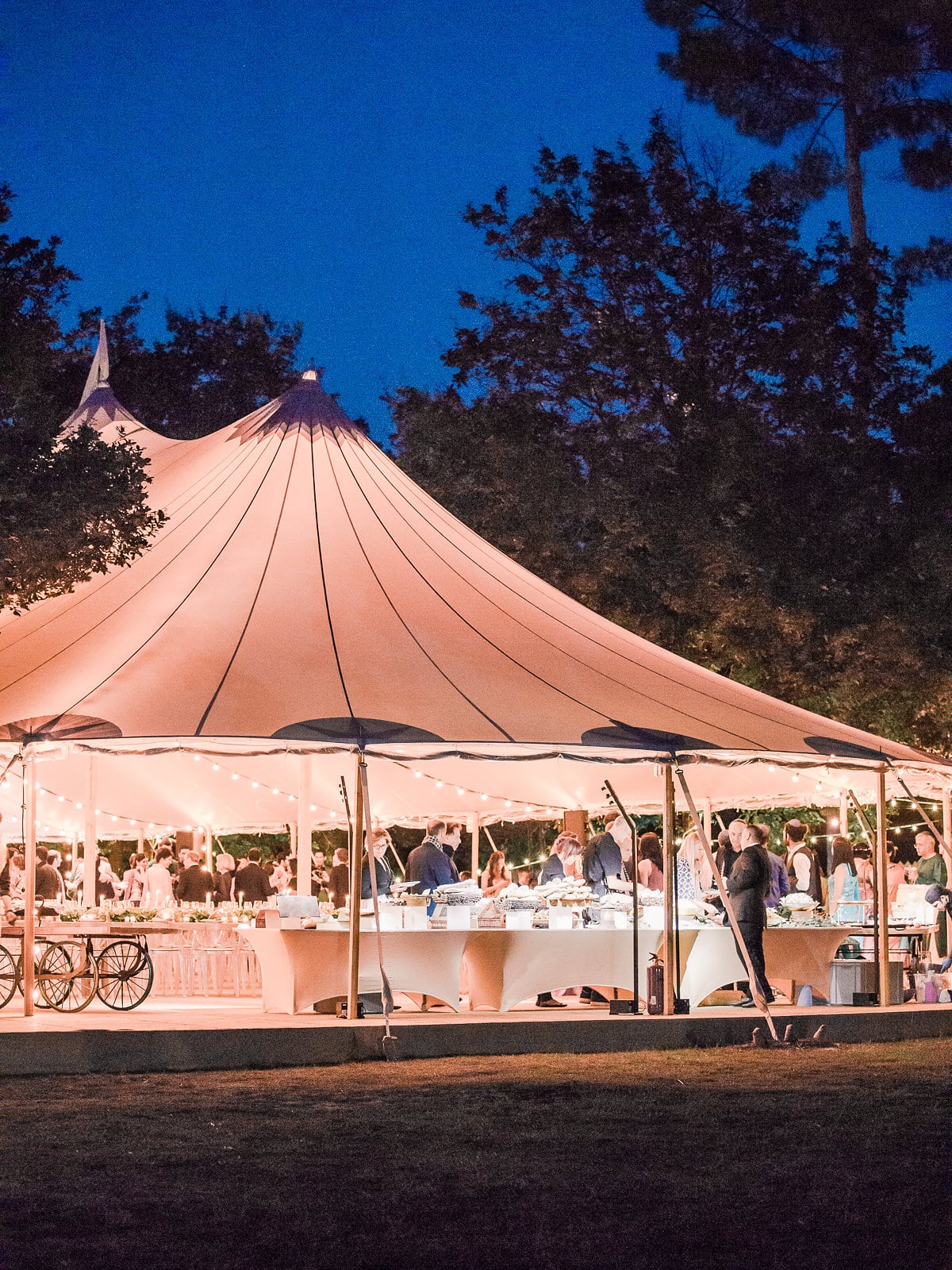 C-331WPM_LAtelierChouette_P&PWedding_Pyla2016_LaBergerieShabbatDinnerTentBlueHour&Night